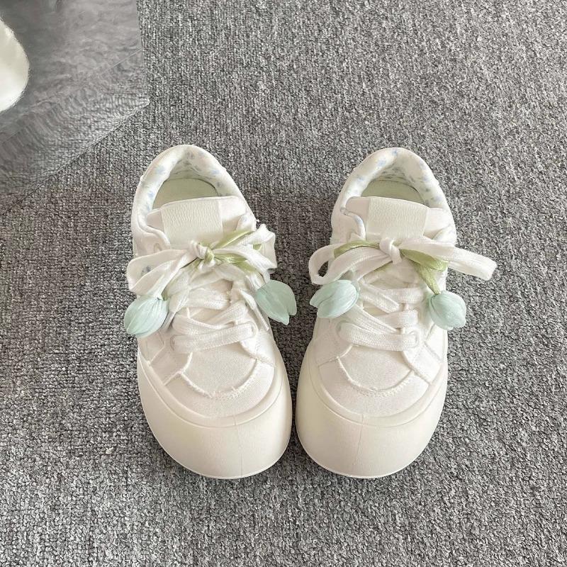 Новый стиль обуви универсален, он включает кроссовки на танкетке с круглым носком и повседневную спортивную обувь на толстой подошве.