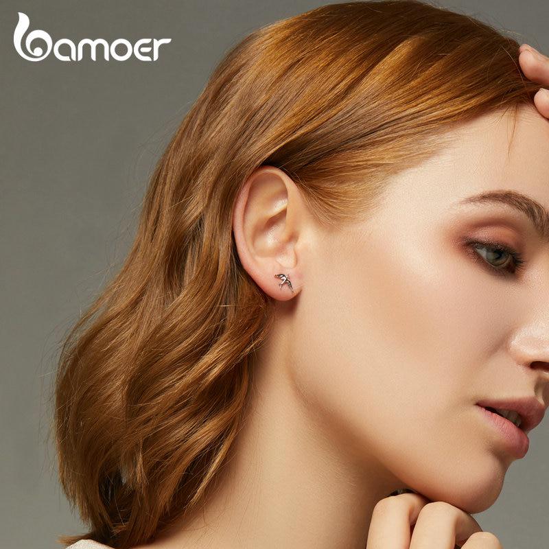 Женские сережки в виде ласточки