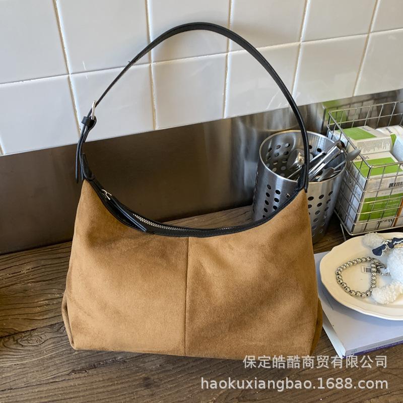 Модный замшевый изысканный универсальный с высоким темпераментом на одно плечо портативный простой 2025 осенний женский клатч-подмышка