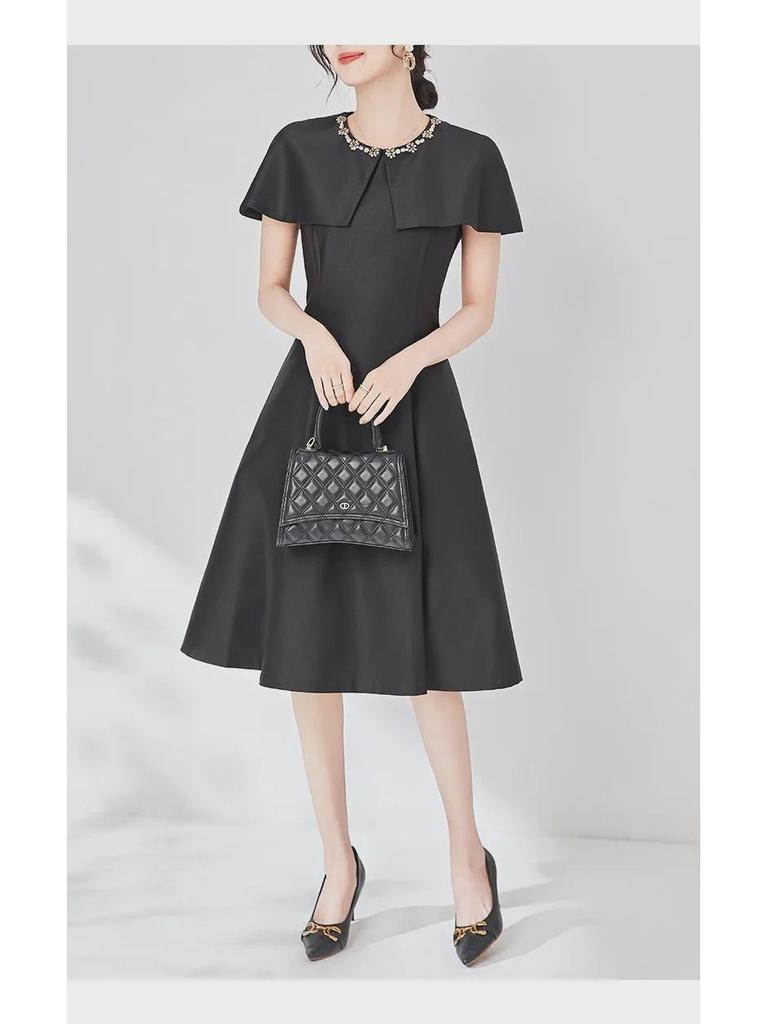 Высококачественное платье-накидка без рукавов с отделкой в виде бриллиантовых гвоздей