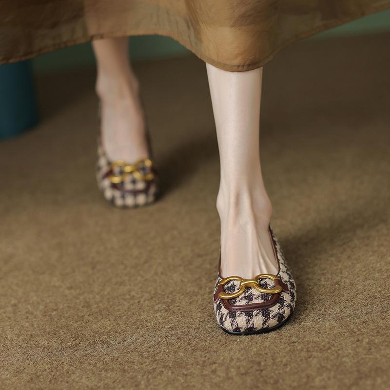 Ретро-туфли с квадратной головкой и металлической пряжкой, женские, 2025, новые, легкие, темпераментные, клетчатые, толстый каблук, маленький, ароматный, стиль, соответствие цветов