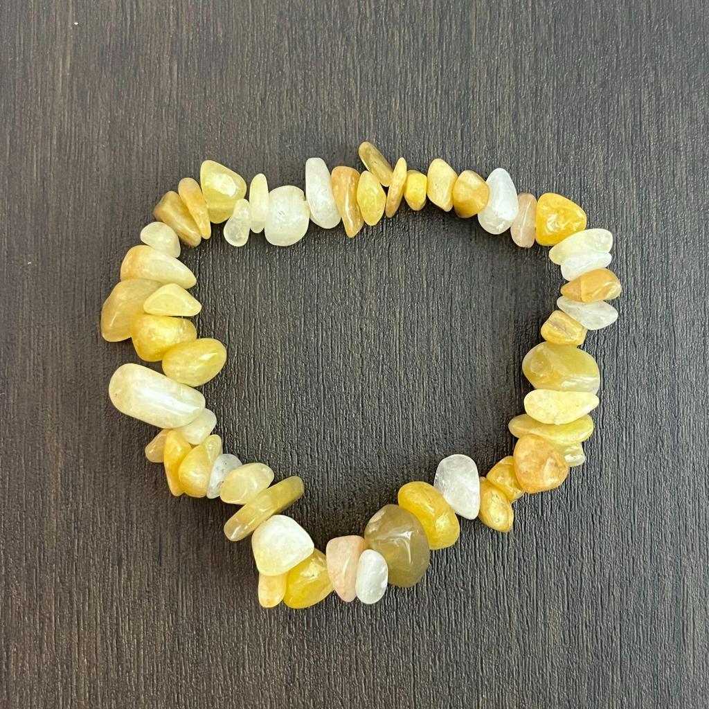 Браслет из разноцветных кристаллов с цитрином, тигровым глазом, лазуритом, аметистом и зеленым авантюрином на эластичном шнуре