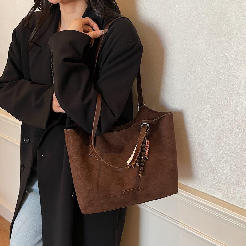 Премиальная замшевая сумка под мышкой женская 2025 новая ретро модная сумка на плечо большой вместимости сумка-тоут для поездок на работу