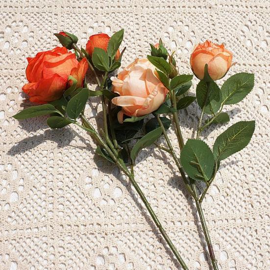 Искусственная роза со стеблем, зеленые листья, реалистичный искусственный цветок, украшение для свадебной вечеринки, домашнего офиса, стола, искусственная цветочная ветка, украшение