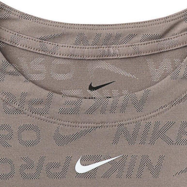 Nike Как W Np Df Ss Топ AoJ Ggt Футболка с коротким рукавом и круглым вырезом с логотипом бренда Женские топы Серый HJ2286214