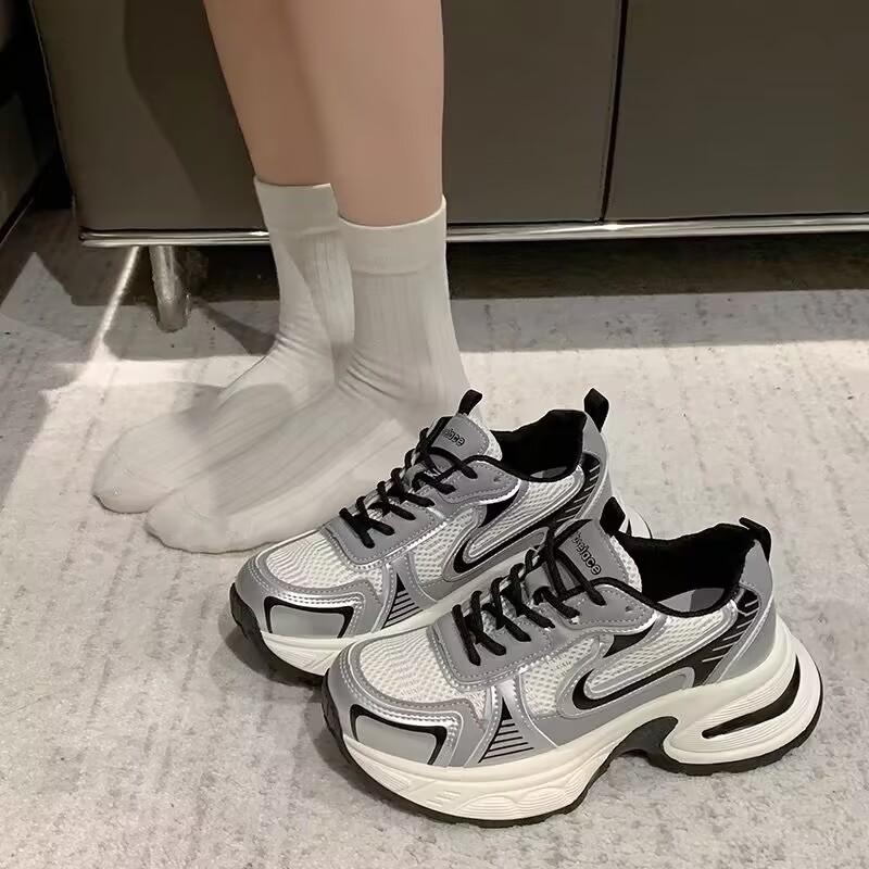 Популярные сетчатые дышащие кроссовки на толстой подошве для женщин, новинка 2025 года, весенняя спортивная женская обувь для отдыха, визуально уменьшающие кроссовки для бега