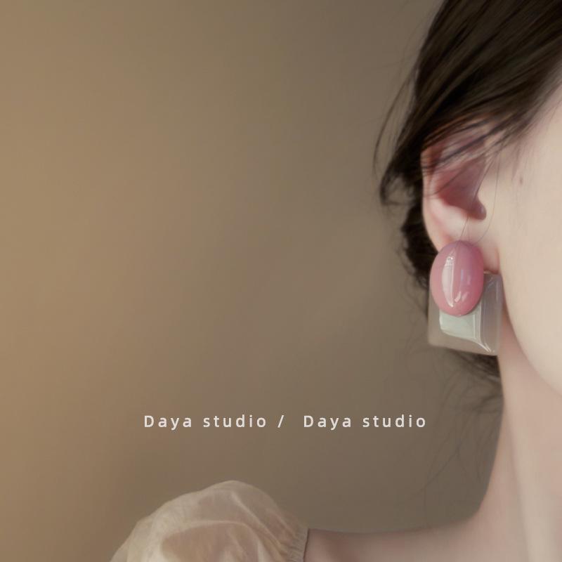 Геометрические серьги Niche French Retro из смолы с контрастной цветной строчкой