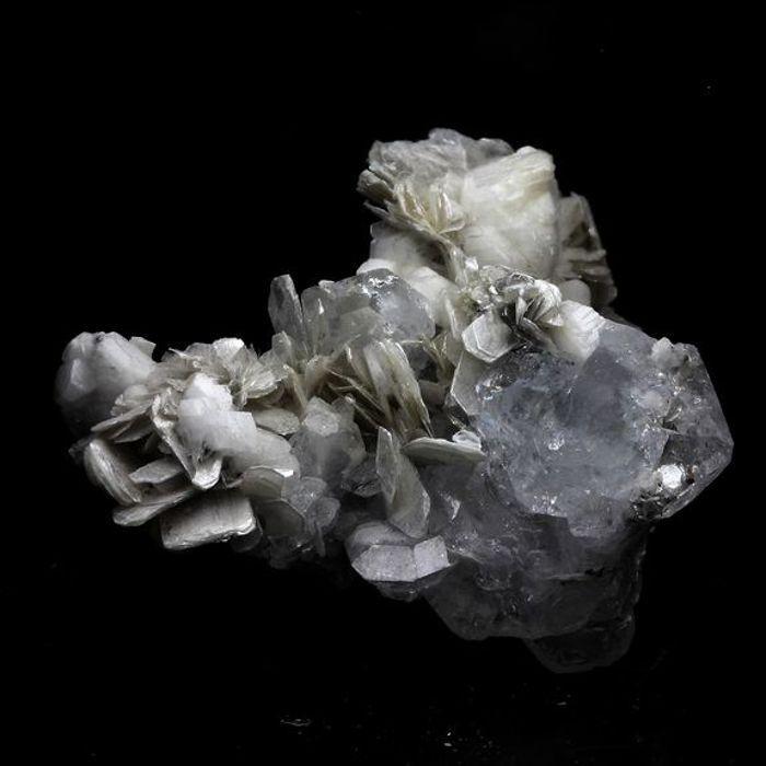 Pierres et Minéraux. Goshenite, Muscovite. 191.0 ct. Pingwu beryl mine, Mianyang, Sichuan, Chine.