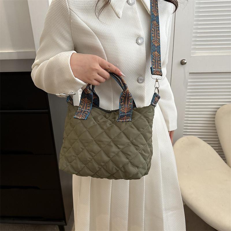 Stylish Winter Embroidered Crossbody Shoulder Bag For Women 2023 Trendy Quilted Handbag