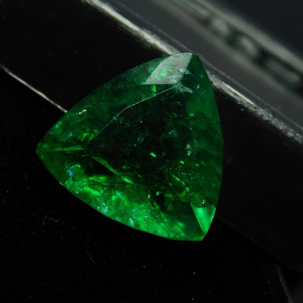 Natural Green Emerald Loose Gemstone 7 ct Trillion Cut for Jewelry Making and Gem Collections