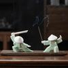 Керамический держатель для благовоний "Мечник": Креативное украшение для танца с мечами и основа для аромапалочек