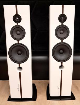 Acoustique Quality PASSION - Бескомпромиссная трехполосная напольная колонка / Белый лак, Acoustique Quality
