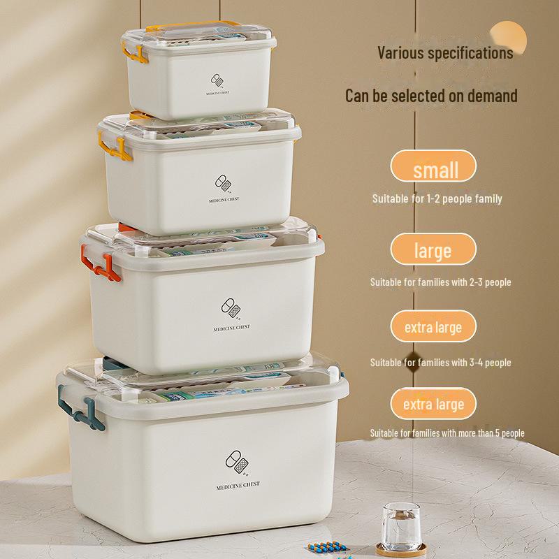 Вместительная переносная аптечка с многоуровневыми отделениями для хранения предметов первой помощи и средств экстренной помощи.