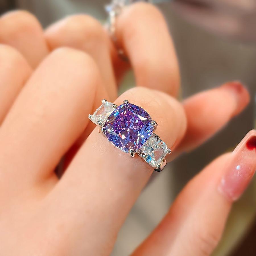 Роскошное колье с розовыми бриллиантами и фиолетовым кулоном, серьги с бриллиантами высокой чистоты, и кольцо с огранкой «Ледяной цветок» — набор драгоценных камней для женщин