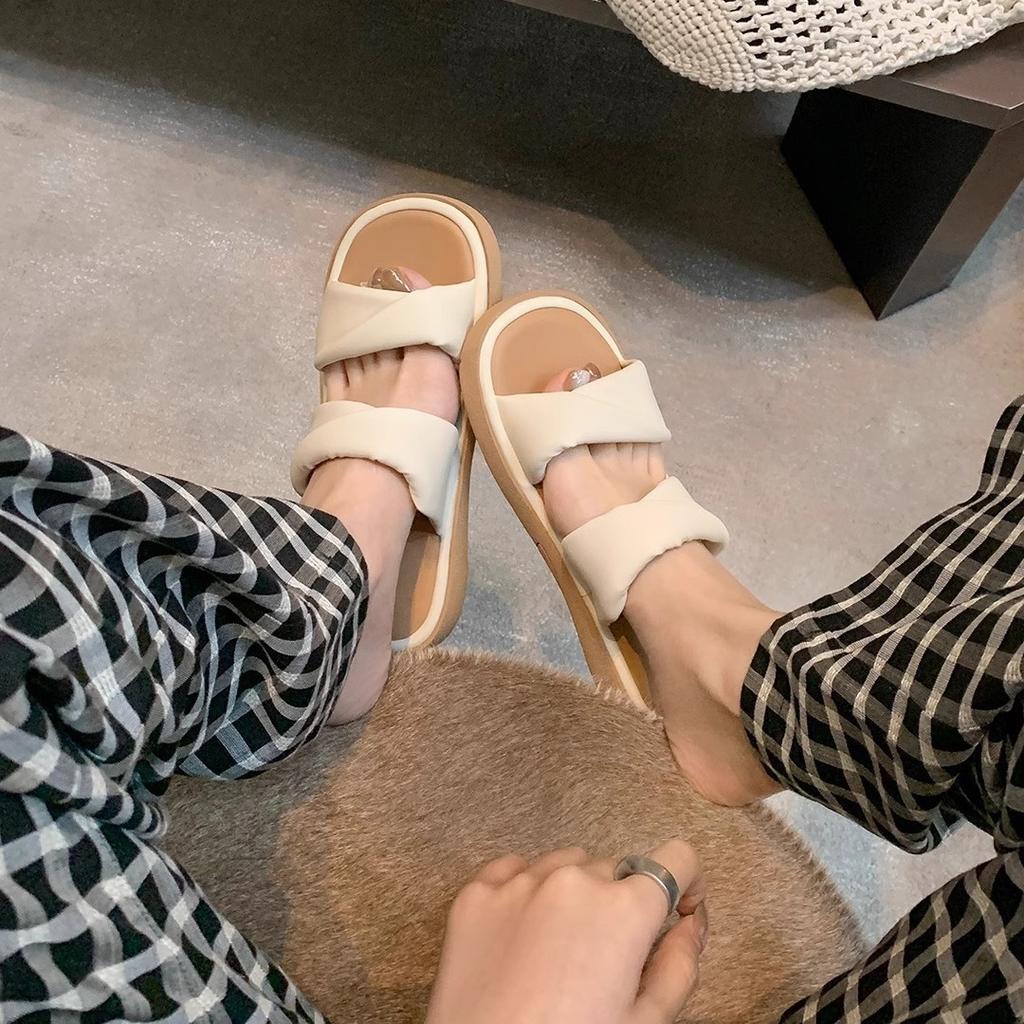 Su Yinyin has the same feeling of stepping on shit~ one foot kink and one word casual versatile thick-soled slippers women's sandals outside summer