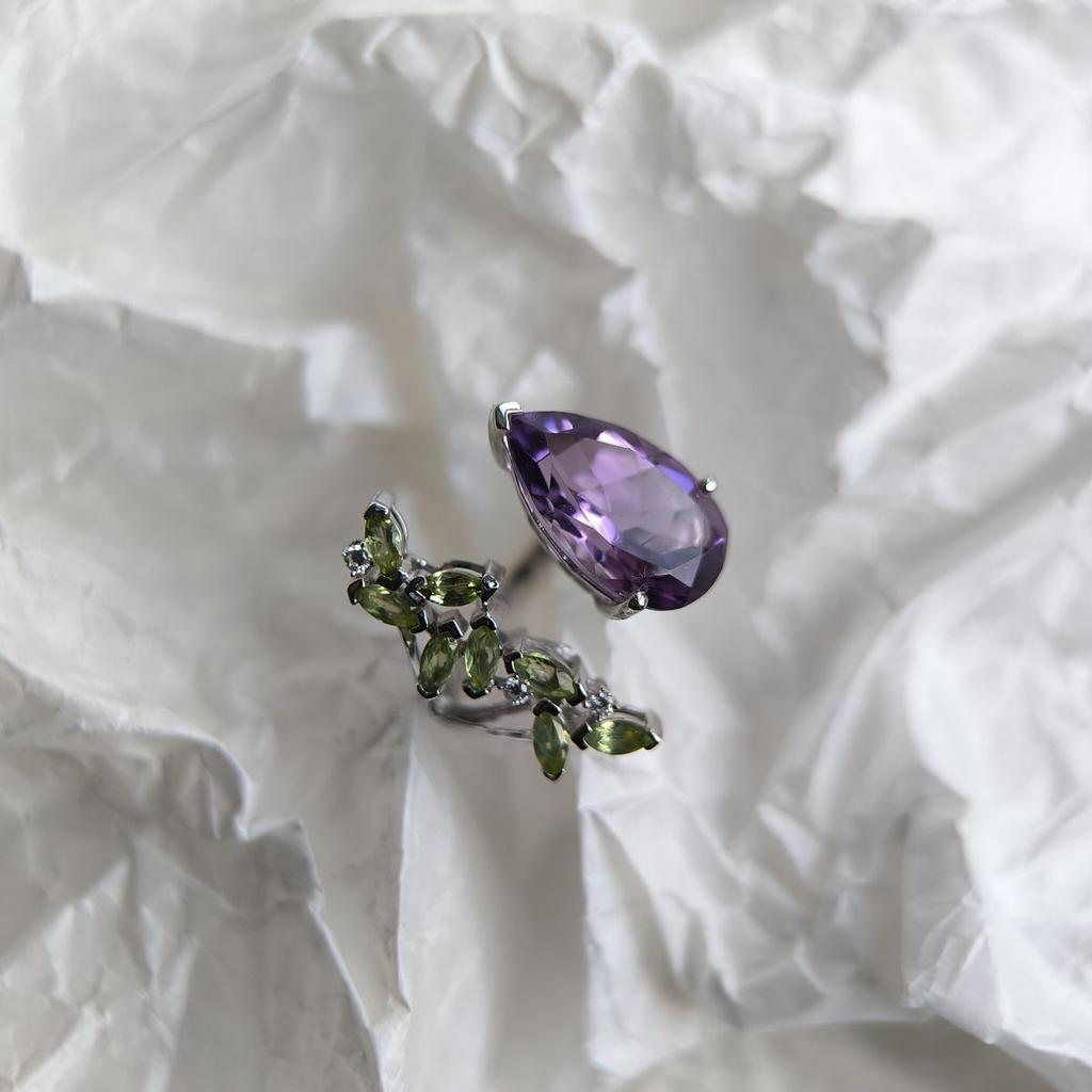 Серебряное кольцо с натуральным аметистом, хризолітом, вес изделия 4,18 гр (2183358)