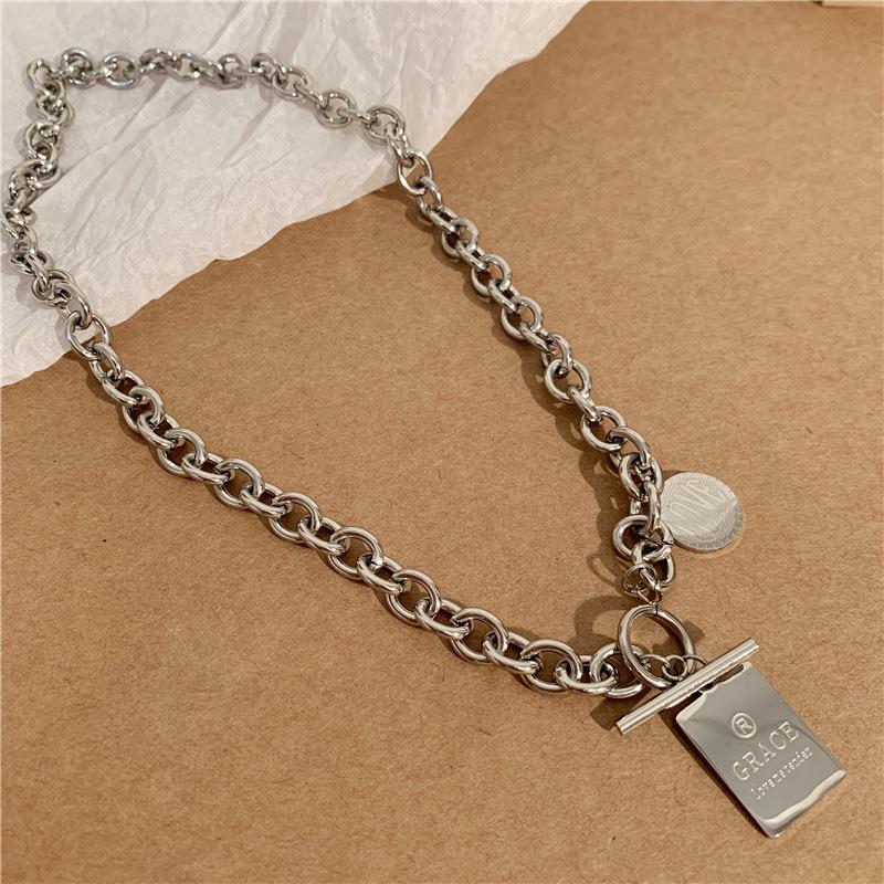 Ожерелье с подвеской в виде буквы из титановой стали Fangyuan в стиле хип-хоп, универсальное и унисекс, короткое, в гонконгском стиле.