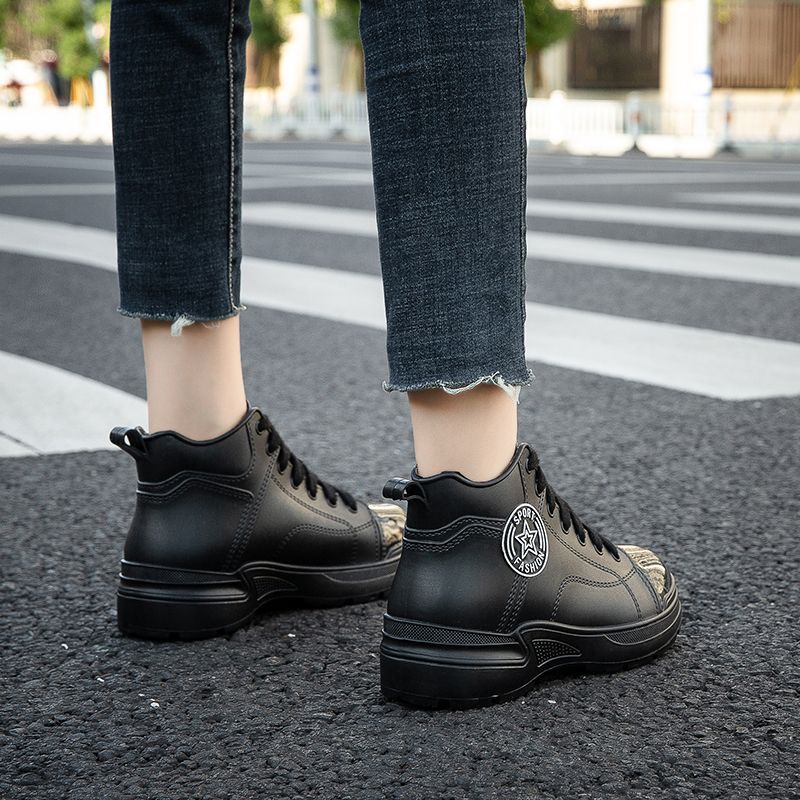 Женские короткие резиновые сапоги 2025 новый стиль водонепроницаемые противоскользящие стильные уличные водные туфли для женщин молодежные модные короткие резиновые сапоги