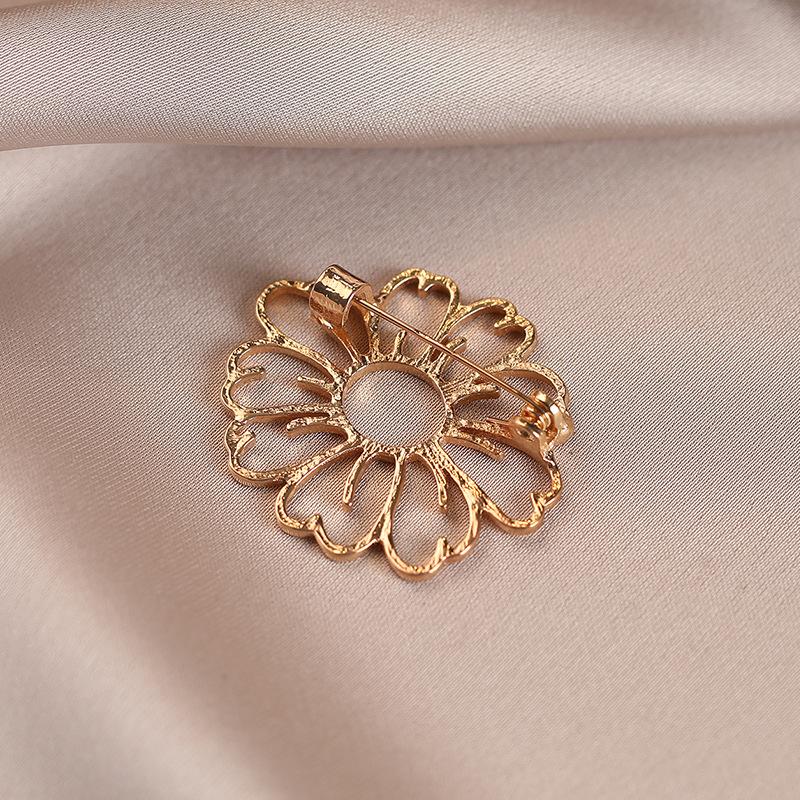 Alloy Flower Anti-glare Brooch, A High-end, Niche Women's Light Luxury Brooch