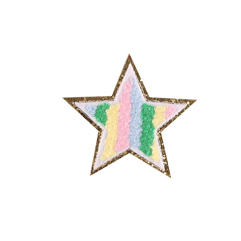 Полотенце из синели с золотой окантовкой, вышитыми нашивками в виде молний и радуги