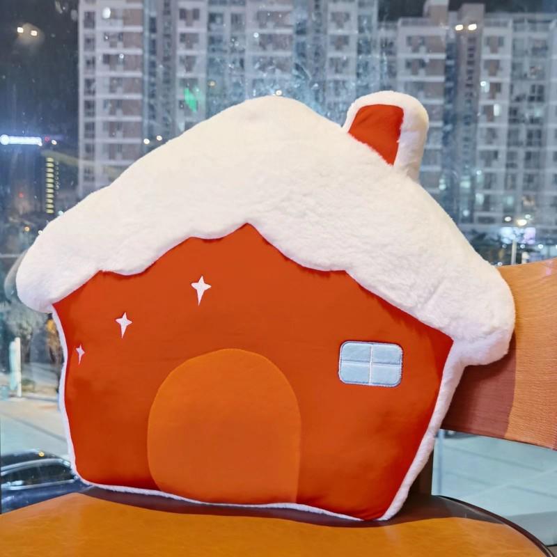 Рождественское праздничное украшение: Плюшевое дерево, Яблочный венок мира и Декоративная подушка в виде пряничного человечка.