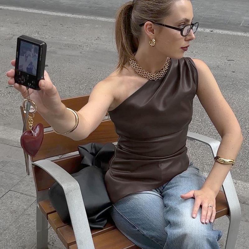 Женский осенний однотонный топ без рукавов на одно плечо на молнии