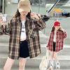Девичья клетчатая куртка-рубашка с длинным рукавом на осень 2025 года - модный весенний топ для детей постарше