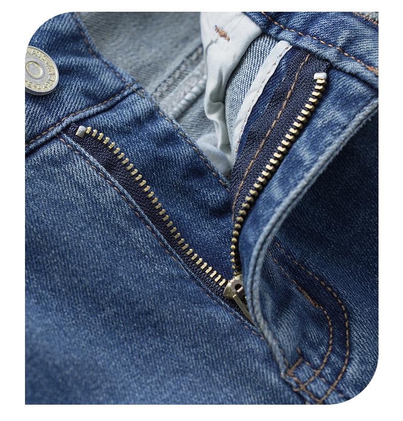 Женские джинсы светло-голубого цвета с высокой посадкой, широкими штанинами и микроклешем - Дизайн в стиле ретро, весна/осень 2025