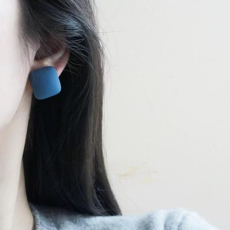 Новые квадратные серьги-пусеты матового голубого цвета - Роскошные, универсальные и модные для женщин.