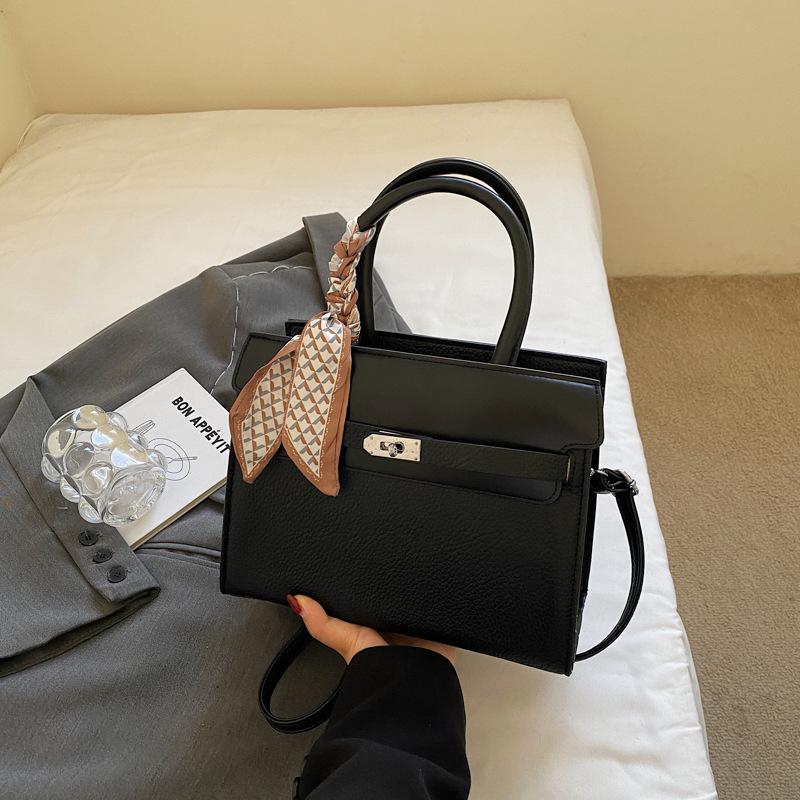 Premium sense retro handbag bag women's autumn and winter 2025 popular versatile commuter shoulder bag crossbody small square bag