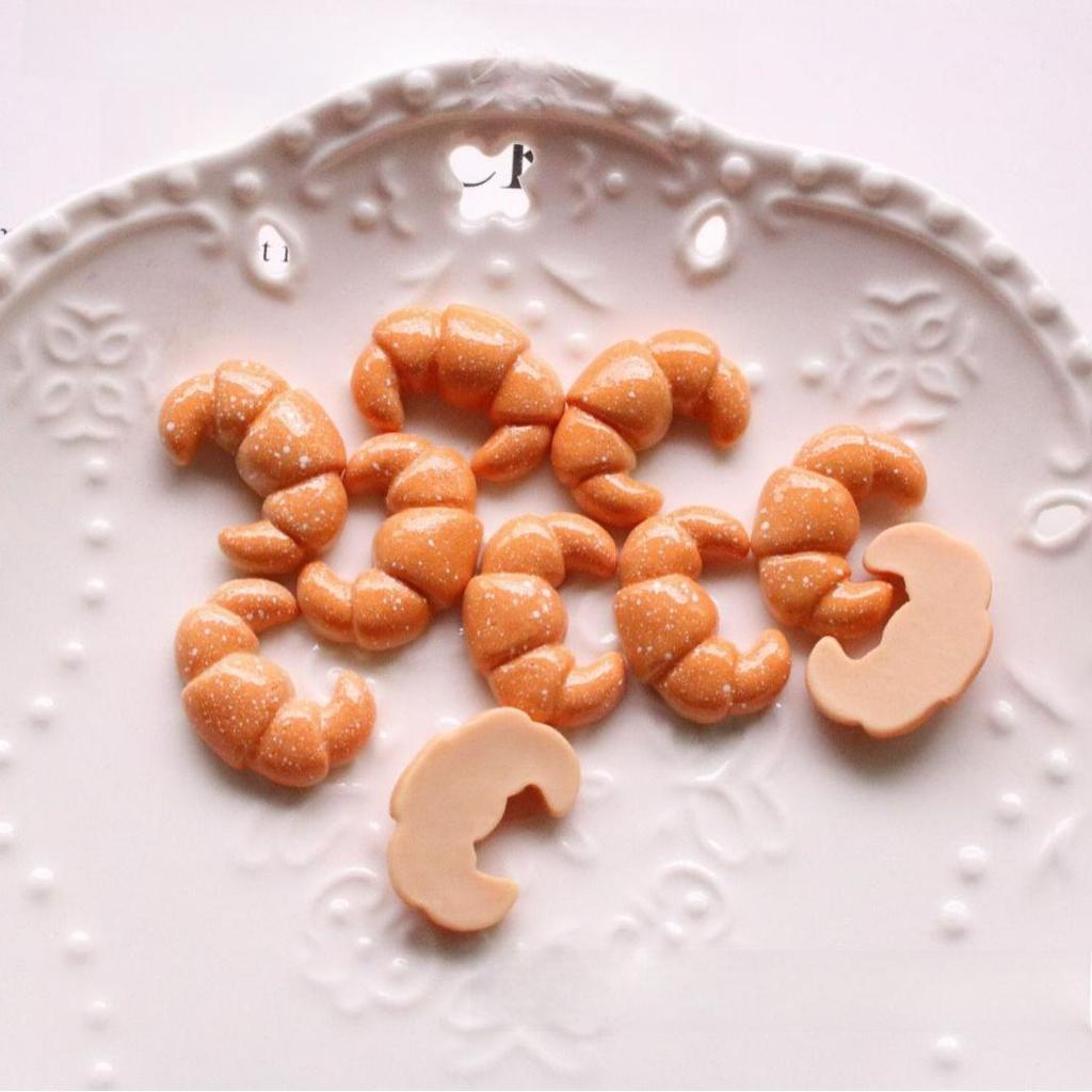 «Украшения ручной работы на тему еды»: Аксессуары для телефона в виде хлеба, яичного пирога и багета, материал для самостоятельного изготовления из смолы