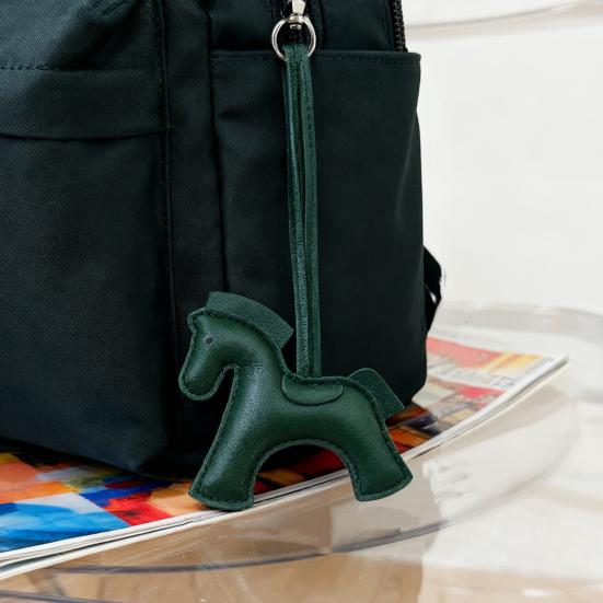 Украшение для автомобиля Шарм в виде лошади из искусственной кожи Маленький изящный брелок Аксессуары для интерьера автомобиля, кошелька, рюкзака