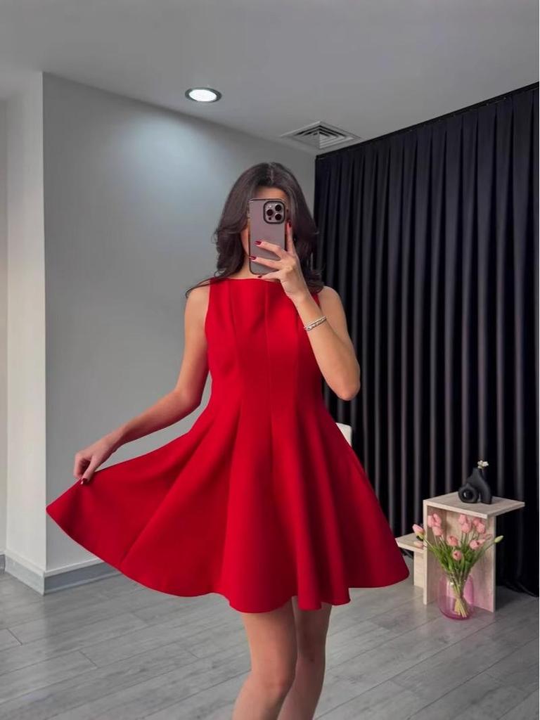 Женское мини-платье без рукавов с лодочкой, подчеркивающее талию