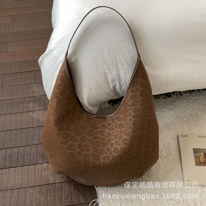 Ретро сумка женская большой вместимости 2025 новая осень и зима простая универсальная на плечо подмышку сумка-тоут для поездок на работу