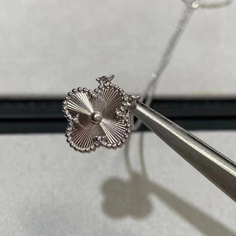 Легкое роскошное ожерелье с подвеской в виде четырехлистного клевера, рябчика, красного агата и малахита на золотой цепочке