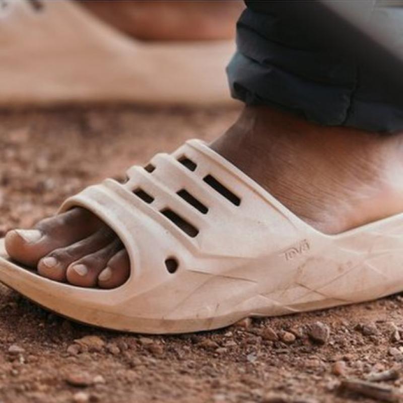 Teva Женские тапочки Apretrail Slide с расслабляющей поддержкой свода стопы Bir Stvf2616790