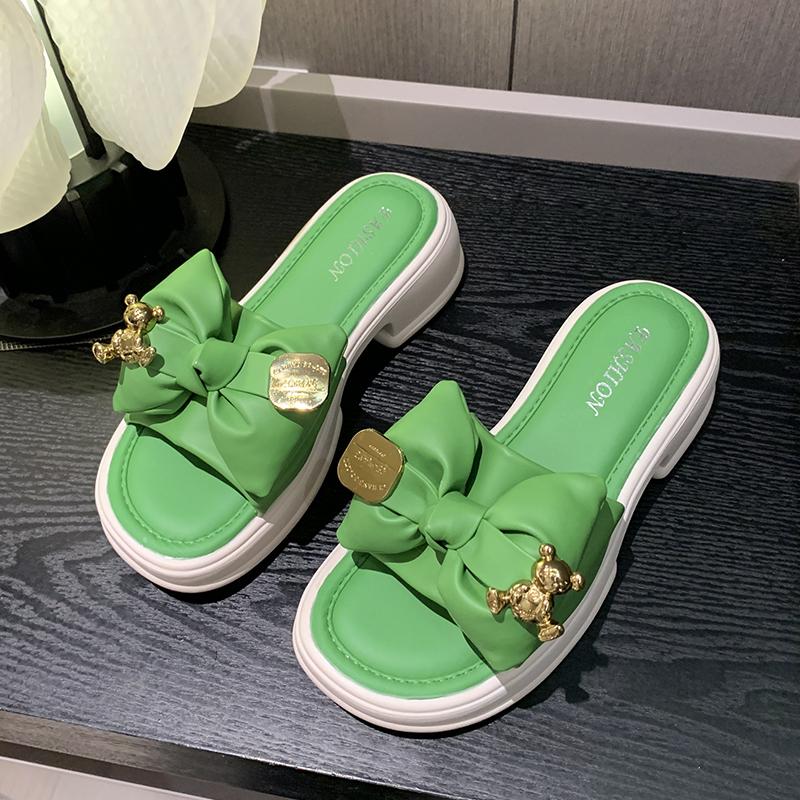Модные женские тапочки на толстой подошве, лето 2024, новые повседневные универсальные сандалии с металлическим декором и бабочкой, роскошные дизайнерские сандалии