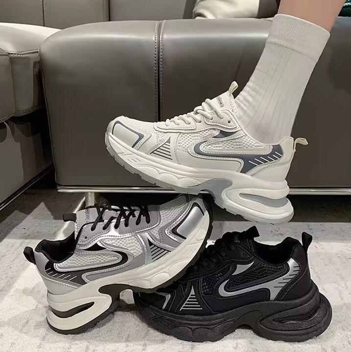 Популярные сетчатые дышащие кроссовки на толстой подошве для женщин, новинка 2025 года, весенняя спортивная женская обувь для отдыха, визуально уменьшающие кроссовки для бега