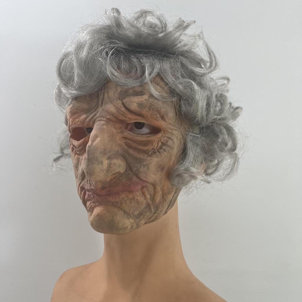 Маска из латекса бабушки с грязным лицом и кудрявыми волосами