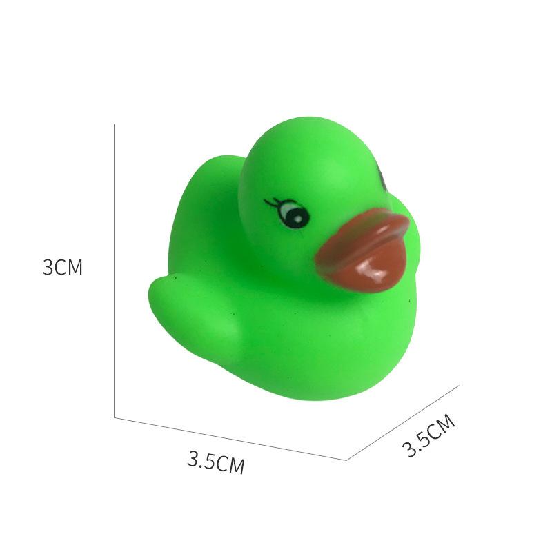 Пищащая резиновая желтая уточка для купания и игр в воде издает звук