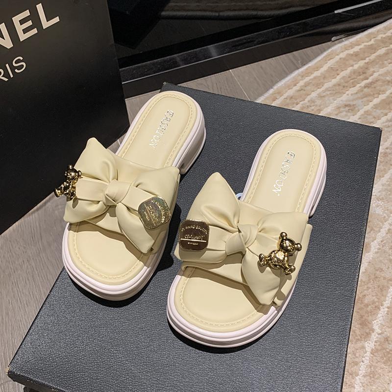 Модные женские тапочки на толстой подошве, лето 2024, новые повседневные универсальные сандалии с металлическим декором и бабочкой, роскошные дизайнерские сандалии