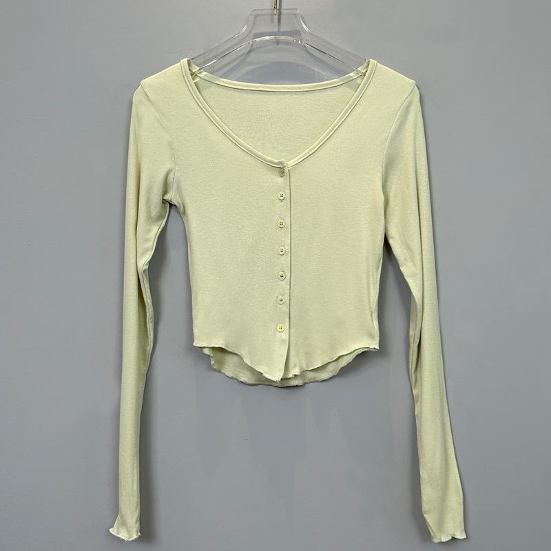 Нежный розовый женский кардиган с длинными рукавами и застежкой на пуговицы на груди