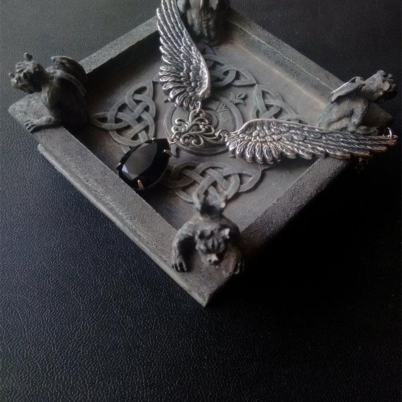 Готическое ожерелье-подвеска с черными крыльями ангела