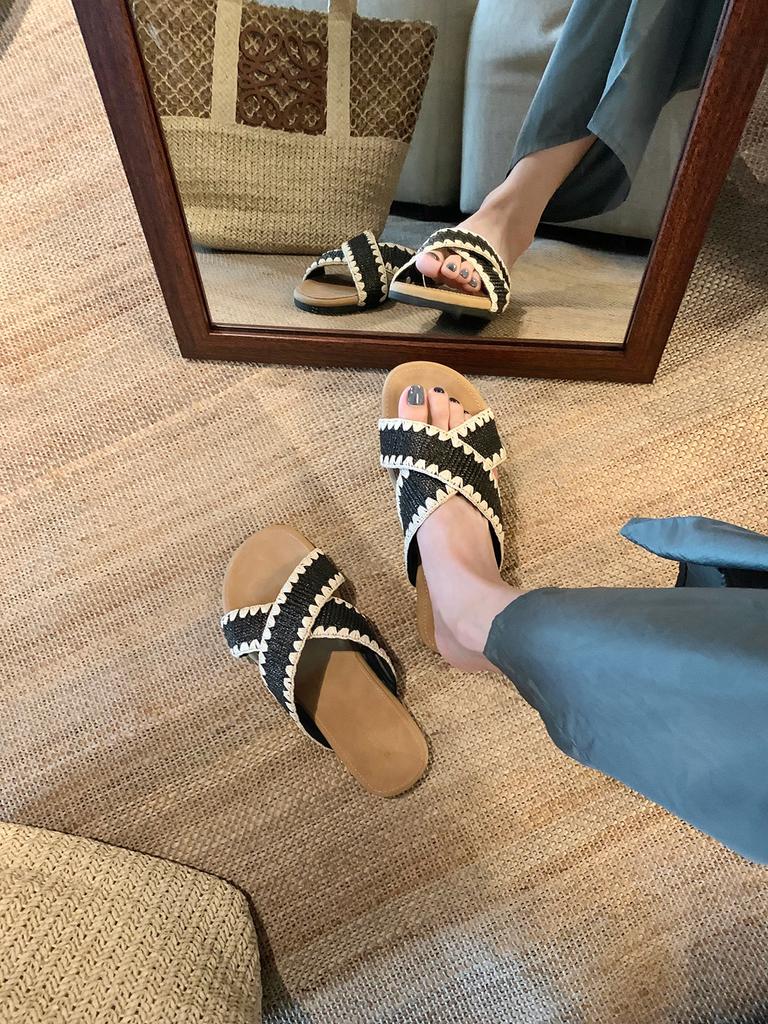 Grape mother has the same lazy style, contrasting colors and versatile weaving cross word with sandals, round head, lazy person, and one pedal sl