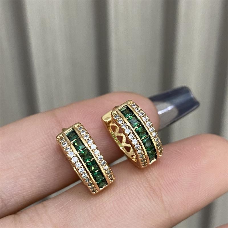 Женские серьги Seiko с полными бриллиантами и изумрудами в преувеличенном стиле: Модная элегантность с индивидуальностью.