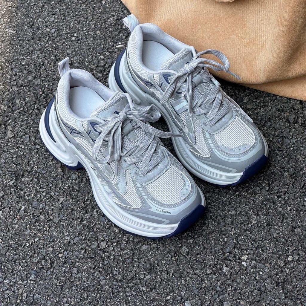 Кожаные кроссовки в корейском стиле для женщин, новинка осени 2025 года, на толстой подошве, с увеличением высоты, легкие и не утомляющие, универсальная повседневная спортивная обувь