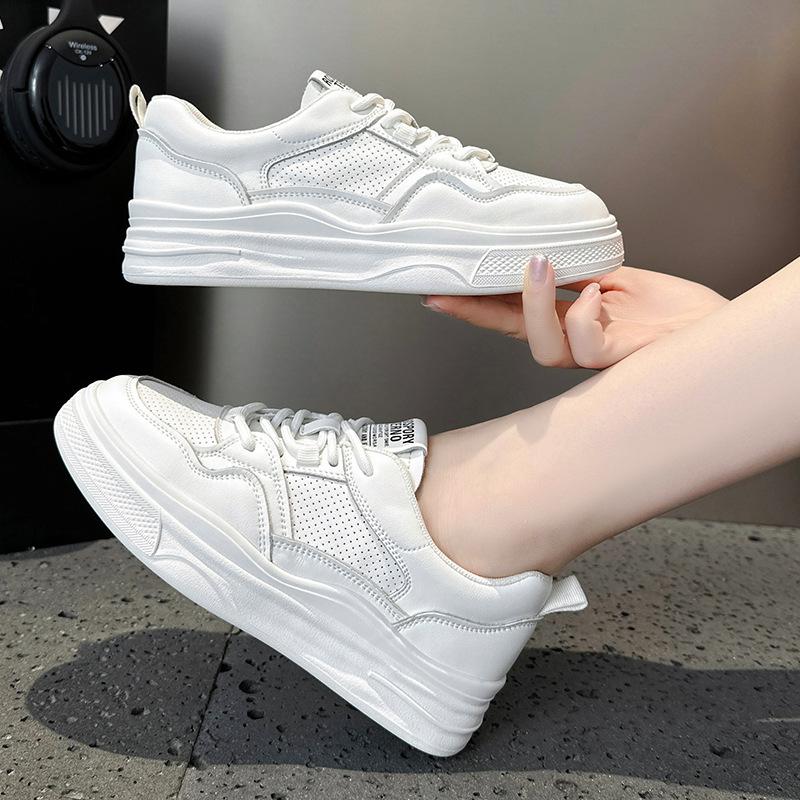 2026 New Women's Flat Bottom Breathable Casual Versatile Student Flat Heel Large Size Leather Women's Shoes