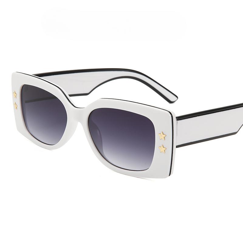 Солнцезащитные очки знаменитостей в большой оправе в Интернете. Простые корректирующие солнцезащитные очки. Солнцезащитные очки для фотосессии на природе.