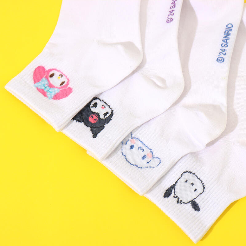 Смешанный набор из 4 предметов с персонажами Sanrio для взрослых, короткий рукав Нет. 24