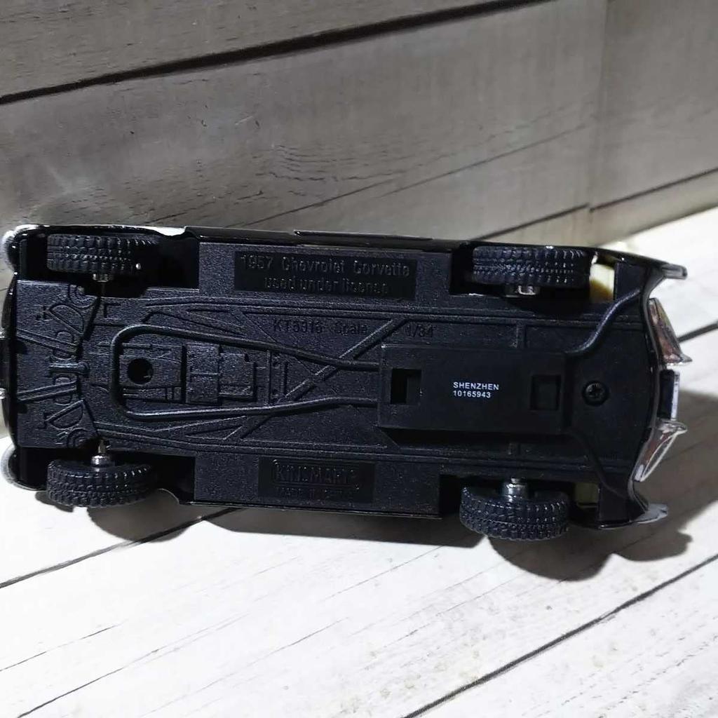 KINSMART134 Chevrolet Corvette 1957 Black Pullback Diecast Car